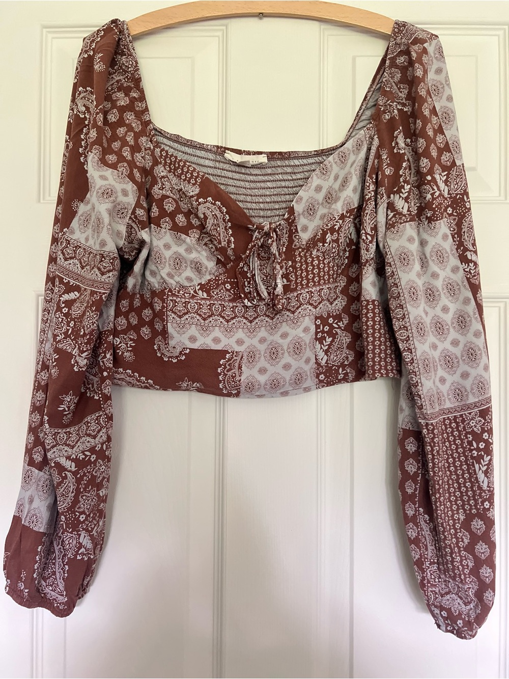 L A Hearts Women’s Brown Paisley Long-Sleeve Cropped Top- L